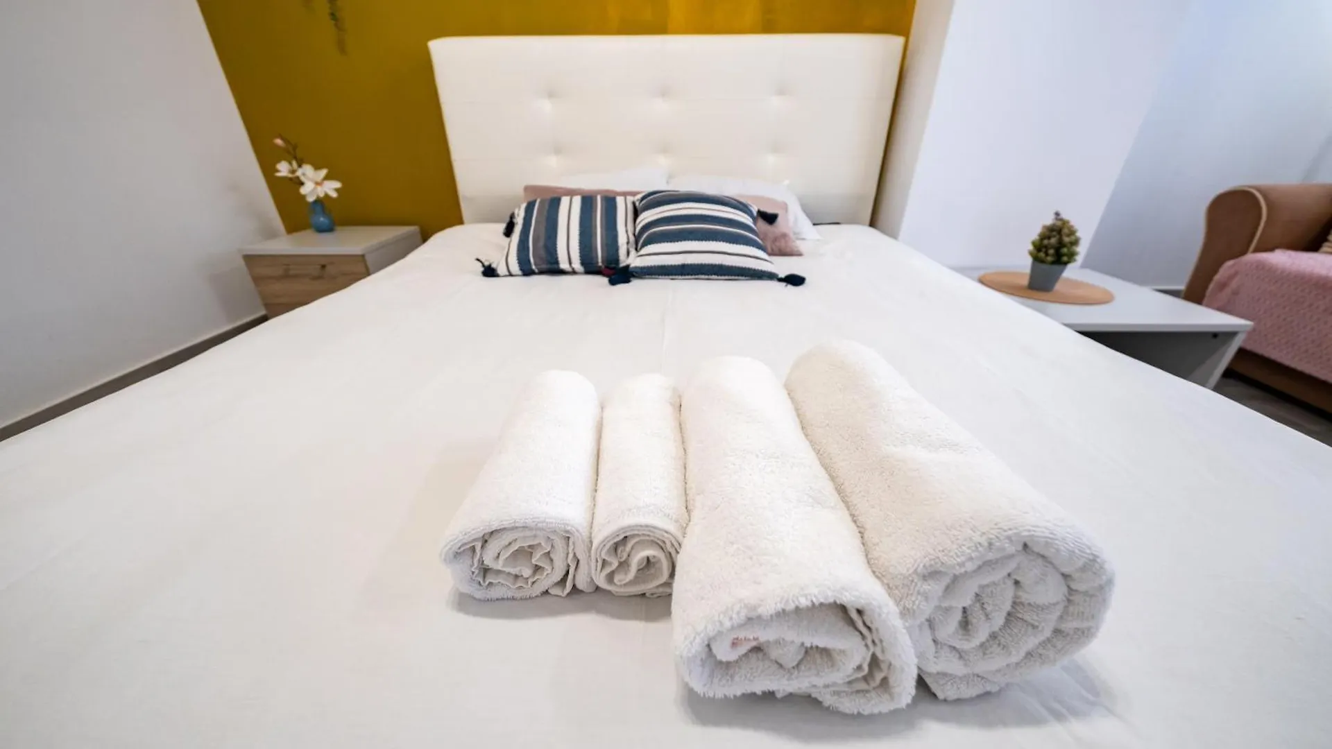 Apartment The Golden Studio - With Free Gym Bucharest